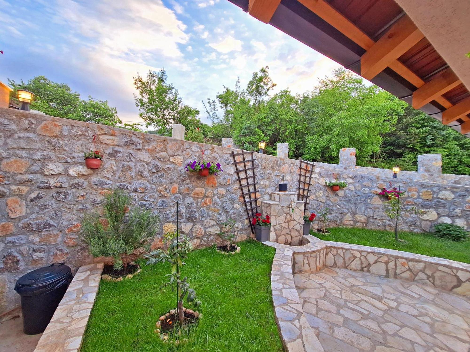 Sunny Side Apartments Rijeka Crnojevića Εξωτερικό φωτογραφία